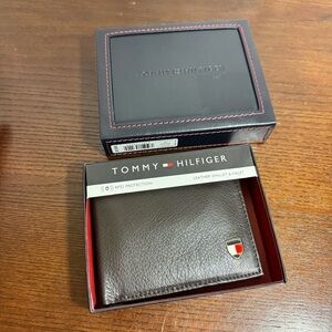 Tommy Hilfiger Brown Leather Men’s Bifold Wallet 6 slots for cards + 1 for ID